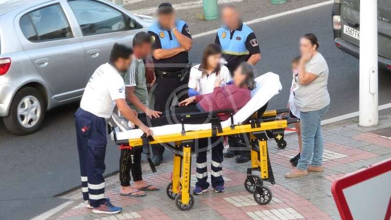 La mujer, en camilla, es atendida por sanitarios de una ambulancia del SUC (Foto TA)